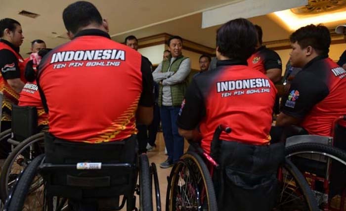 Menpora Imam Nahrawi (tengah) berbincang dengan para atlet pelatnas Asian Para Games bowling di  Solo, Jawa Tengah, beberapa waktu lalu. (Foto: Bagus/Kemenpora.go.id)