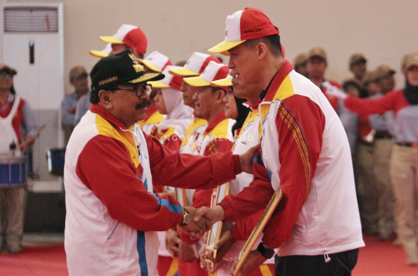 Gubernur Jawa Timur, Soekarwo saat memberikan penghargaan kepada Atlet, pelatih, wasit, dan isntansi peduli olahraga di Jatim. (Foto: Haris/ngopibareng.id)