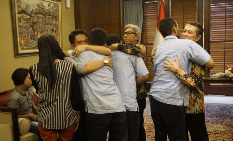 Tiga sandera nelayan berpelukan saat berada di Kementerian Luar Negeri. Foto: kompas.com