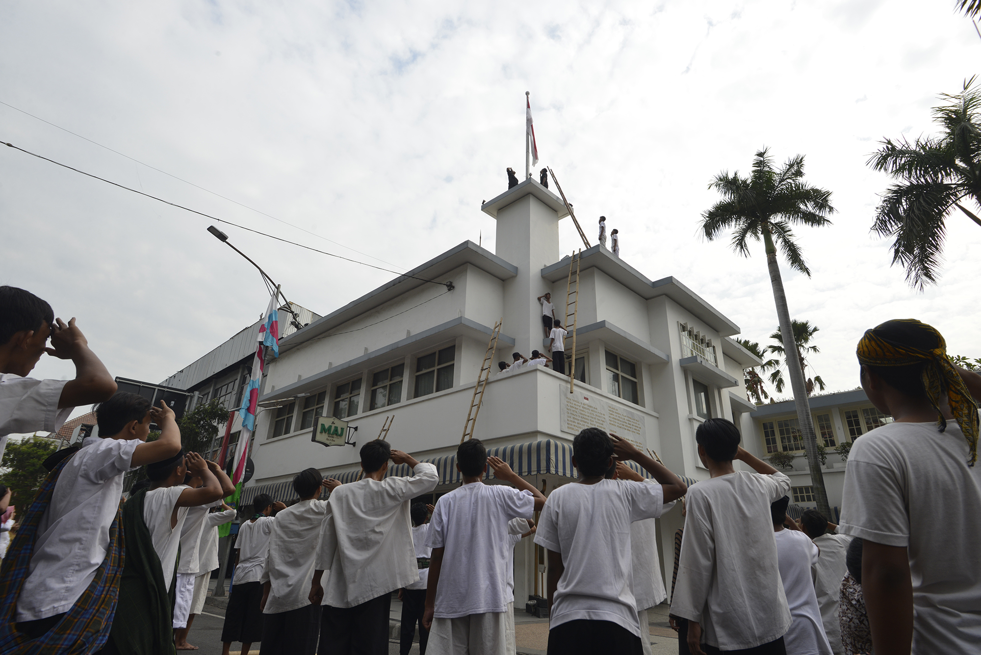 Teatrikal peristiwa sejarah perobekan bendera di Hotal Majapahit, Surabaya, Rabu, 19 September 2018. (Foto: Farid.ngopibareng.id)