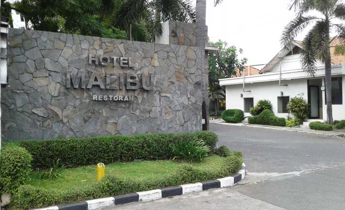 Gerbang depan Hotel Malibu, hotel esek-esek yang berdiri di atas tanah milik Pemprov Jatim. (Foto: nas)