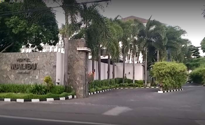 Gerbang depan Hotel Malibu, hotel esek-esek yang berdiri di atas tanah milik Pemprov Jatim. (Foto: nas)
