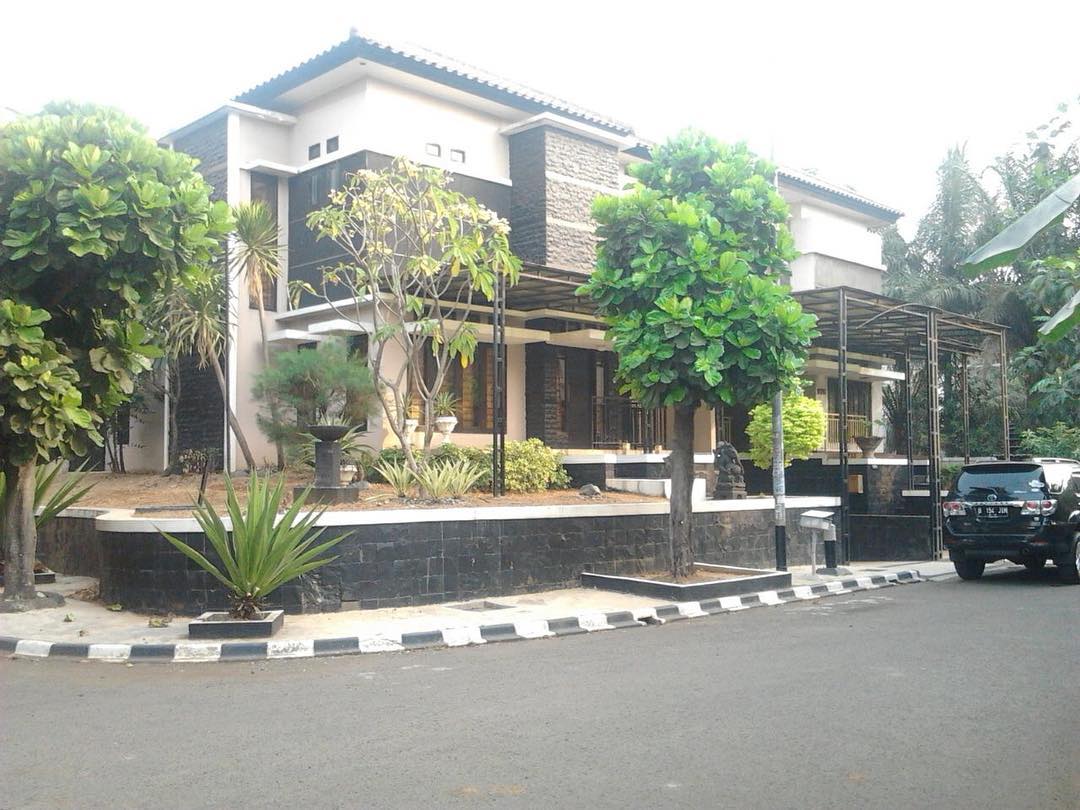 Rumah dua lantai yang akan dijual Denada di kawasan TB Simatupang, Jakarta Selatan.