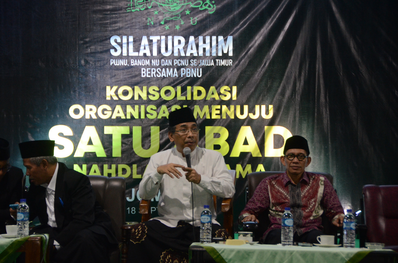 PENJELASAN: Gus Yahya dan Robikin Emhas (kanan). (foto: ngopibareng.id)