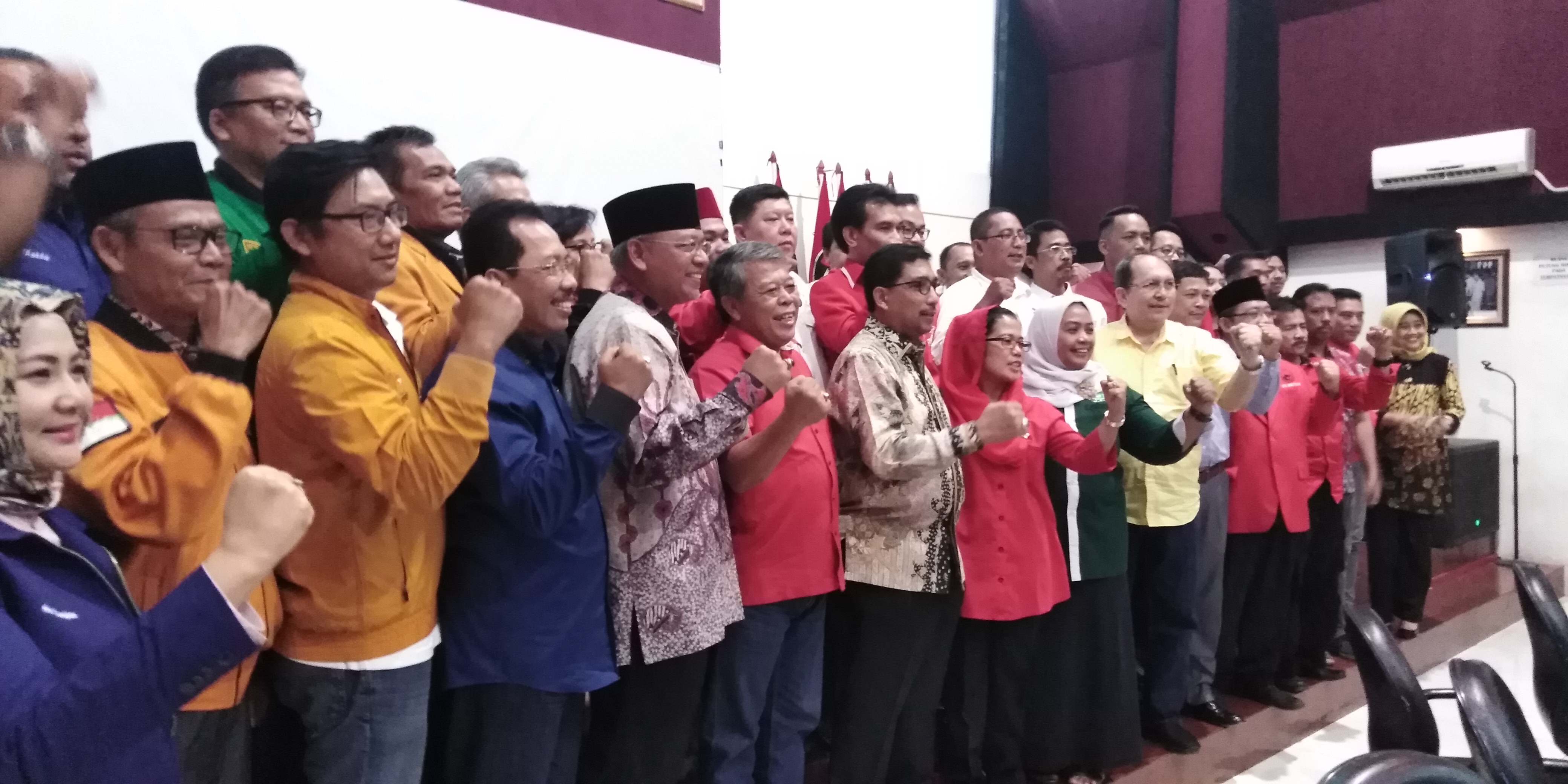 Machfud Arifin usai menerima SK penunjukan dirinya sebagai Ketua Tim Kampanye Jokowi-Ma'ruf di Jatim . (Foto: Farid/ngopibareng.id)