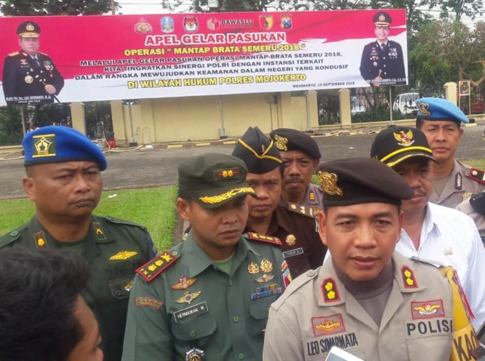 Kapolres Mojokerto Didampingi Forkopimda Saat Diwawancarai Media Usai Apel Gelar Pasukan