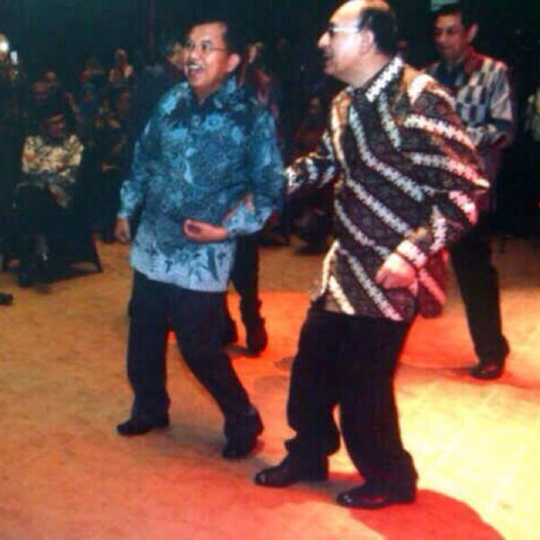 Wapres M Jusuf Kalla menari bersama Prof Alwi Shihab saat ulang tahun ke-70 Prof M Quraish Shihab di Jakarta. (foto: IG mjk)