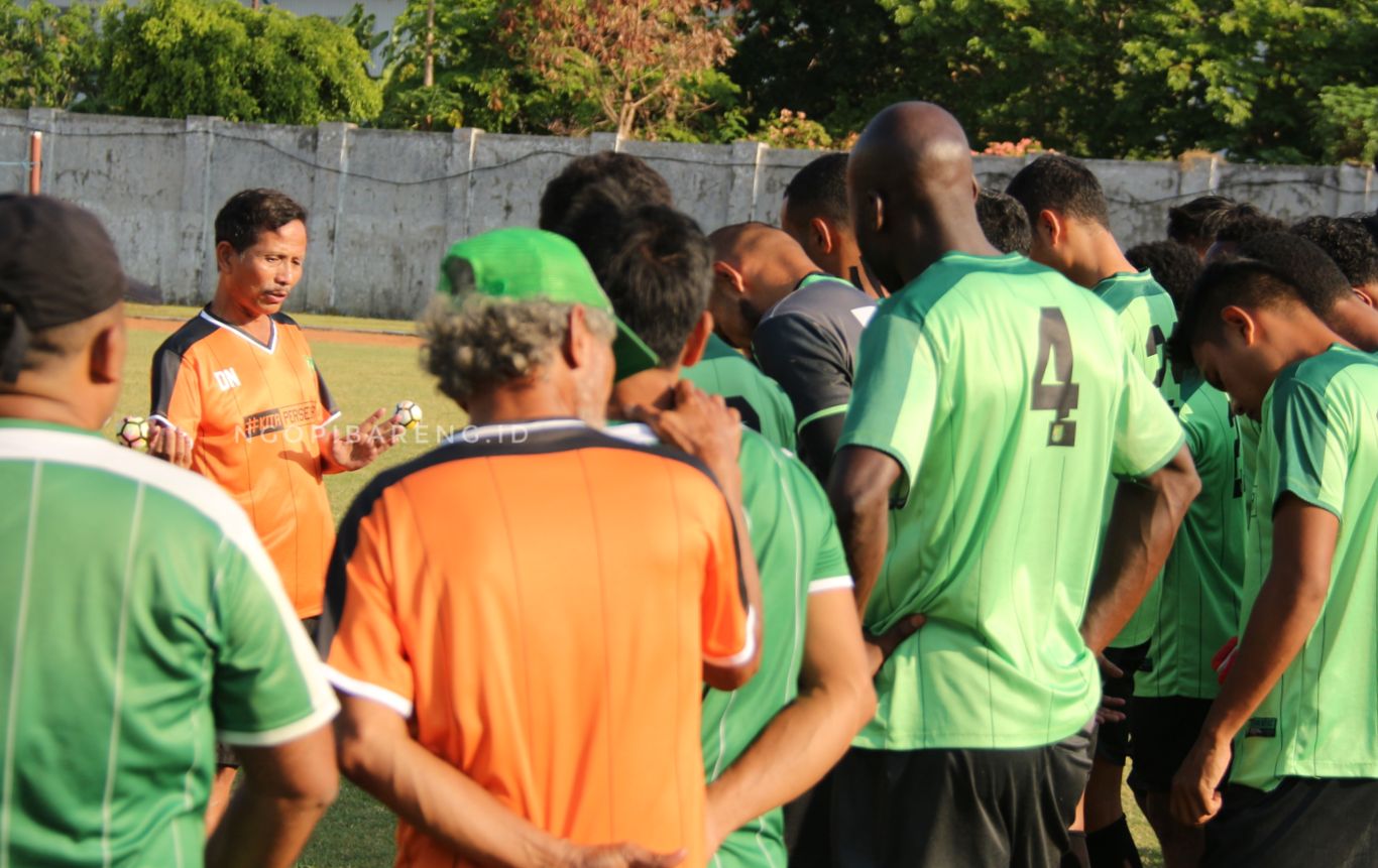 Tim Persebaya saat  menerima briefing dari Djanur saat latihan di lapangan Jenggolo Sidoarjo. (Foto: Haris.ngopibareng.id)