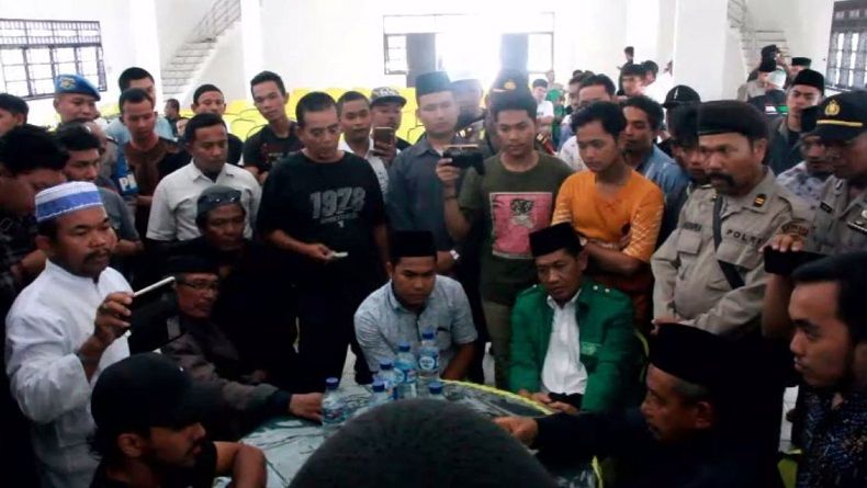 Negosiasi massa dan panitia Kirab Satu Negeri di Langkat. Foto: inews.com