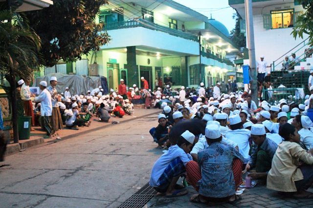 SIDOGIRI: Para santri Pesantren Sidogiri Pasuruan memperingati Hari Assyura. (foto: dok ngopibareng.id)