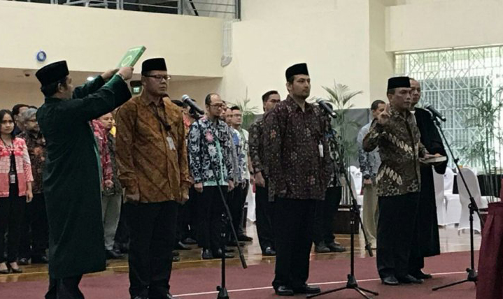 Komisi Pemberantasan Korupsi (KPK) melantik tiga pejabat baru, yakni Direktur Monitor Eko Marjono (kiri), Kepala Biro Perencanaan dan Keuangan Arif Waluyo (tengah), dan Direktur Penyidikan Panca Putra Simanjuntak (kanan) di gedung penunjang, gedung Merah Putih KPK, Jakarta, Kamis. (Foto: Antara/Benardy Ferdiansyah)