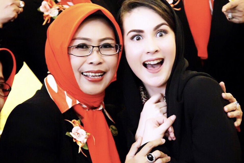 Dra.Hj Fatma Saifullah Yusuf (kiri) dan Arumi Bachin. Foto: istimewa 