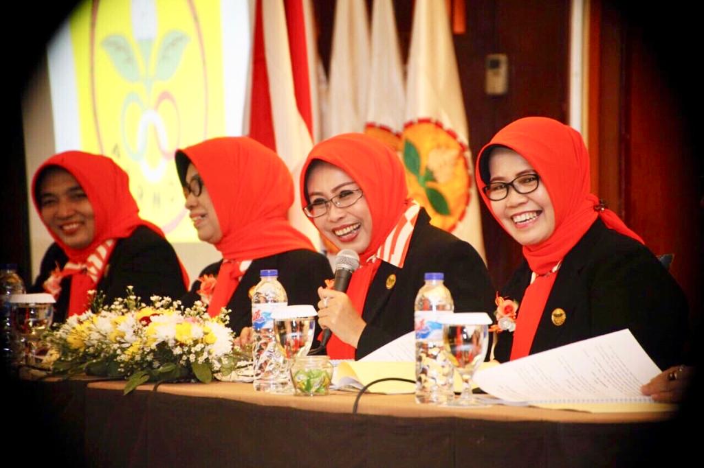 Dra.Hj Fatma Saifullah Yusuf (dua kanan) saat memimpin Musprov Perwosi X.