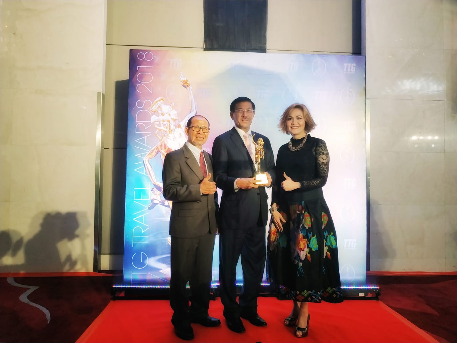 Pose bahagia setelah penyerahan award. foto:kemenpar