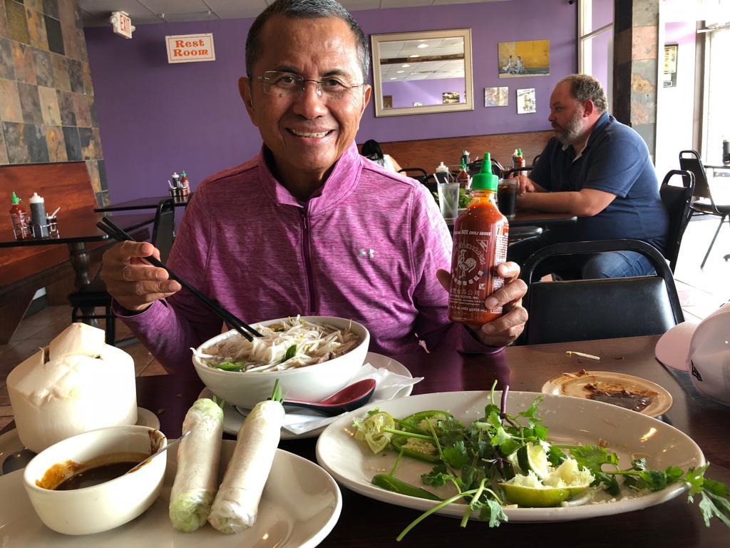 Dahlan Iskan dan sambal yang terkenal itu.