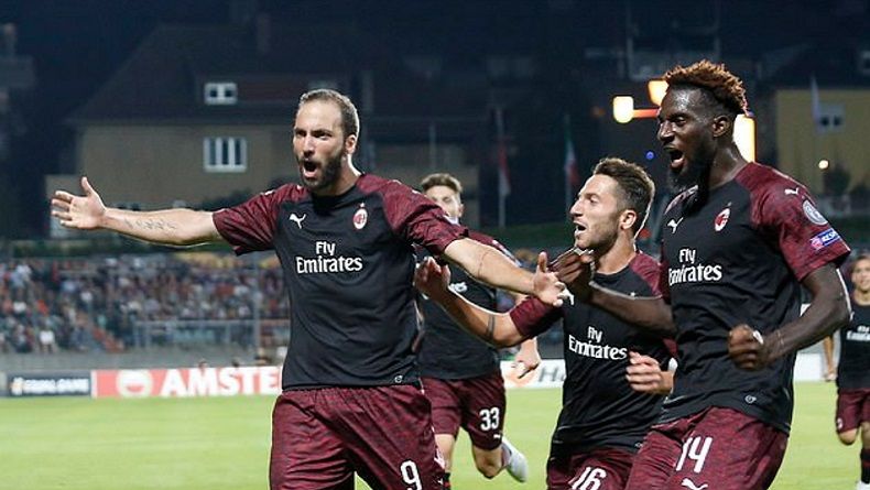 Gonzalo Higuain usai menciptakan gol melawan tim asal Luxemberg, Jumat dinihari.