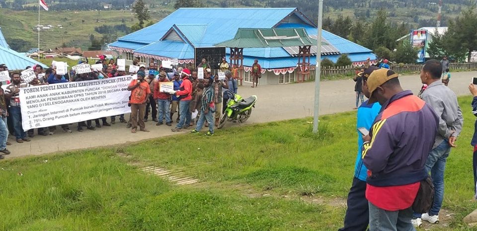 Suasana aksi protes di depan Kantor Kabupaten Puncak, Papua.