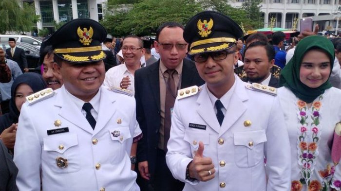 Bupati dan Wakil Bupati Bandung Barat, AA Umbara Sutisna dan aktor Hengky Kurniawan. Foto: IG/hengkykurniawan.