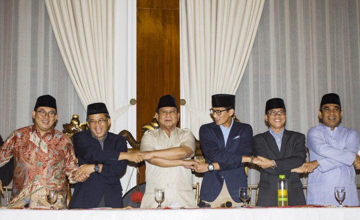 Dokumentasi - Bakal calon Presiden dan Wakil Presiden Prabowo Subianto (ketiga kiri) dan Sandiaga Uno (ketiga kanan) bersama (dari kiri) Wakil Ketua Umum Partai Gerindra Fadli Zon, Presiden PKS Sohibul Iman, Ketua DPP PAN Yandri Susanto (kedua kanan) dan Sekjen Partai Gerindra Ahmad Muzani (kanan) bergandeng tangan usai memberikan keterangan pers di kediaman Prabowo, Jalan Kertanegara, Jakarta, Jumat 7 September 2018. (Foto: Antara/Galih Pradipta/pras) 