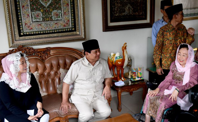 Bakal Calon Presiden Prabowo Subianto (tengah) berbincang dengan Istri almarhum Gus Dur, Sinta Nuriyah Wahid (kanan) dan anaknya Yenny Wadid (kiri) saat berkunjung ke rumah keluarga Gus Dur di Ciganjur, Jakarta, Kamis 13 September 2018. (Foto: Antara/Akbar Nugroho Gumay)