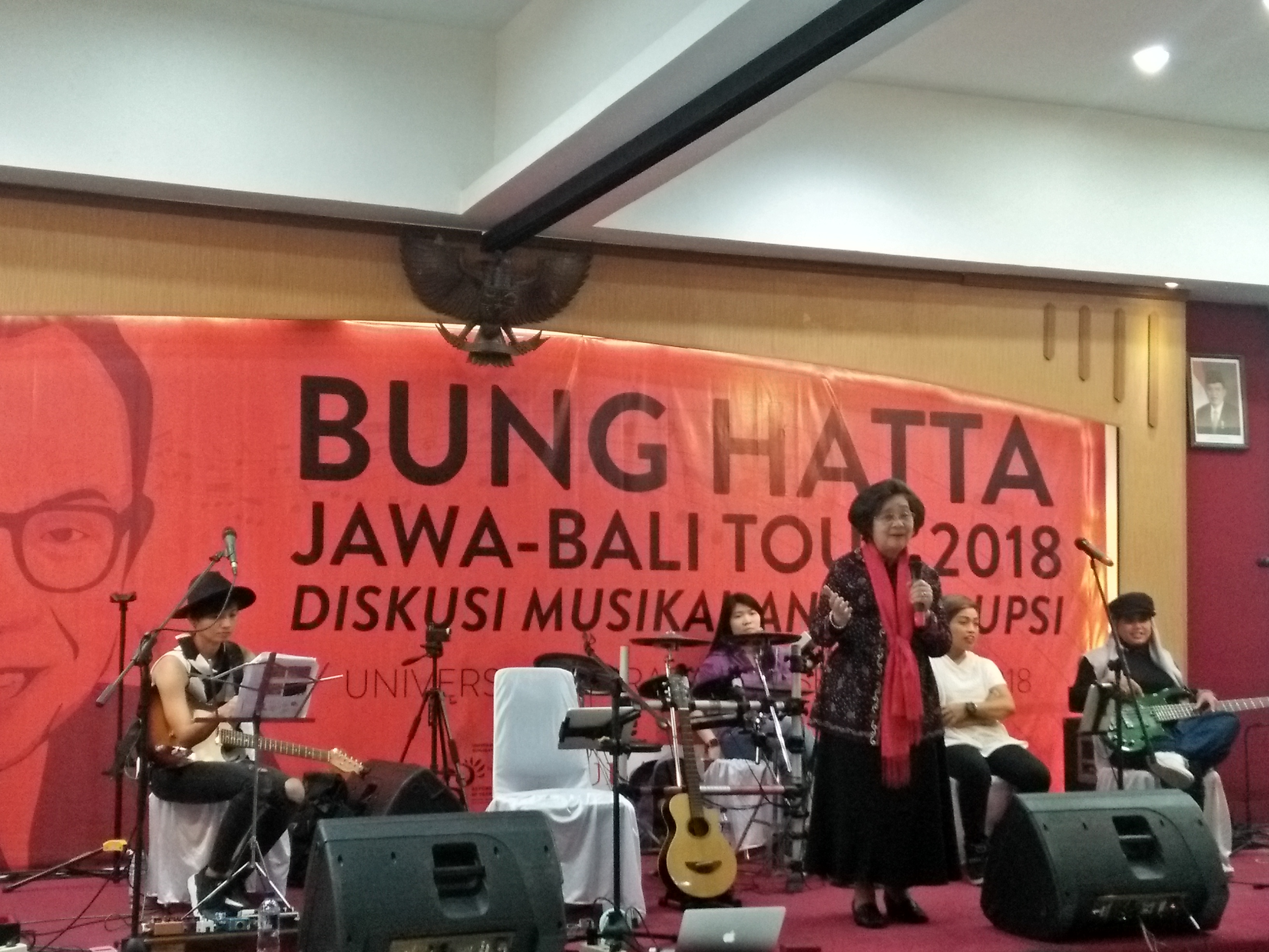 Meutia Hatta ketika memberikan pemaparannya dalam Diskusi Musikal Anti Korupsi di Ubaya, Jumat, 21 September 2018. Foto: Amanah/ngopibareng.id