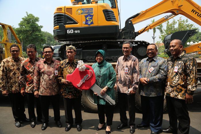 Penyerahan hibah dari Bank Jatim ke Pemkot Surabaya, Jumat, 21 September 2018. (foto: Istimewa) 