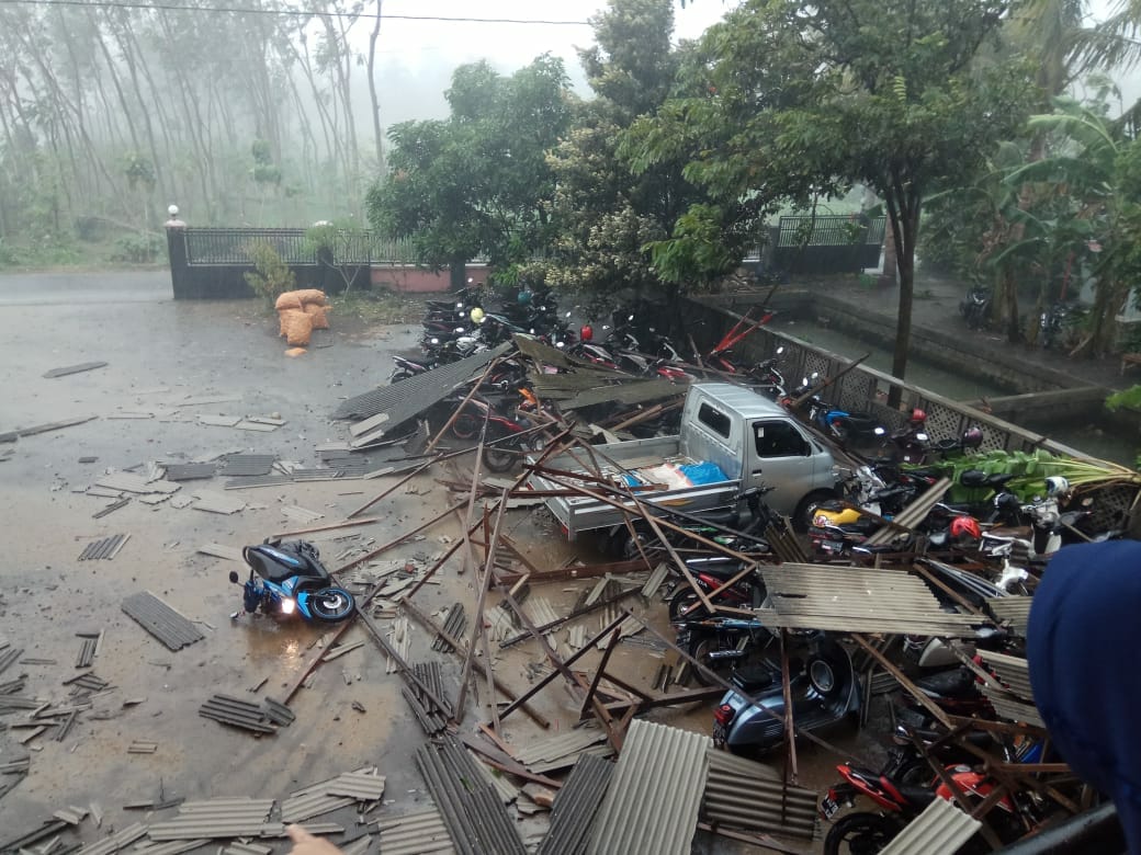 Hujan disertai angin meobohkan sejumlah bangunan di Kediri, Jumat 21 September 2018 (Foto: Witanto/ngopibareng.id)