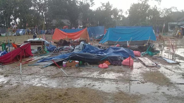 Tende-tenda perkemahan siswa SD di Lapangan Senowo, Desa Kencong, Kecamatan Kepung, Kediri ambruk akibat terjangan angin yang melanda, Jumat, 21 September 2018.