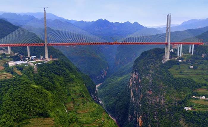Jembatan Beipanjiang, menghubungkan Provinsi Yunann dengan Provinsi Guizhou, China. (Foto: AFP