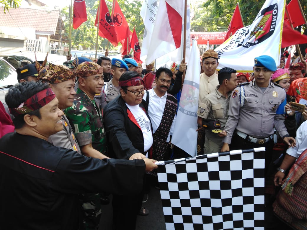 Ketua KPU Jatim Eko Sasmito dan Forkopimda Jatim saat pemberangkatan Karnaval Kampanye Damai, di Jalan Tenggilis, Surabaya, Minggu, 23 September 2018. (Foto: farid/ngopibareng.id)