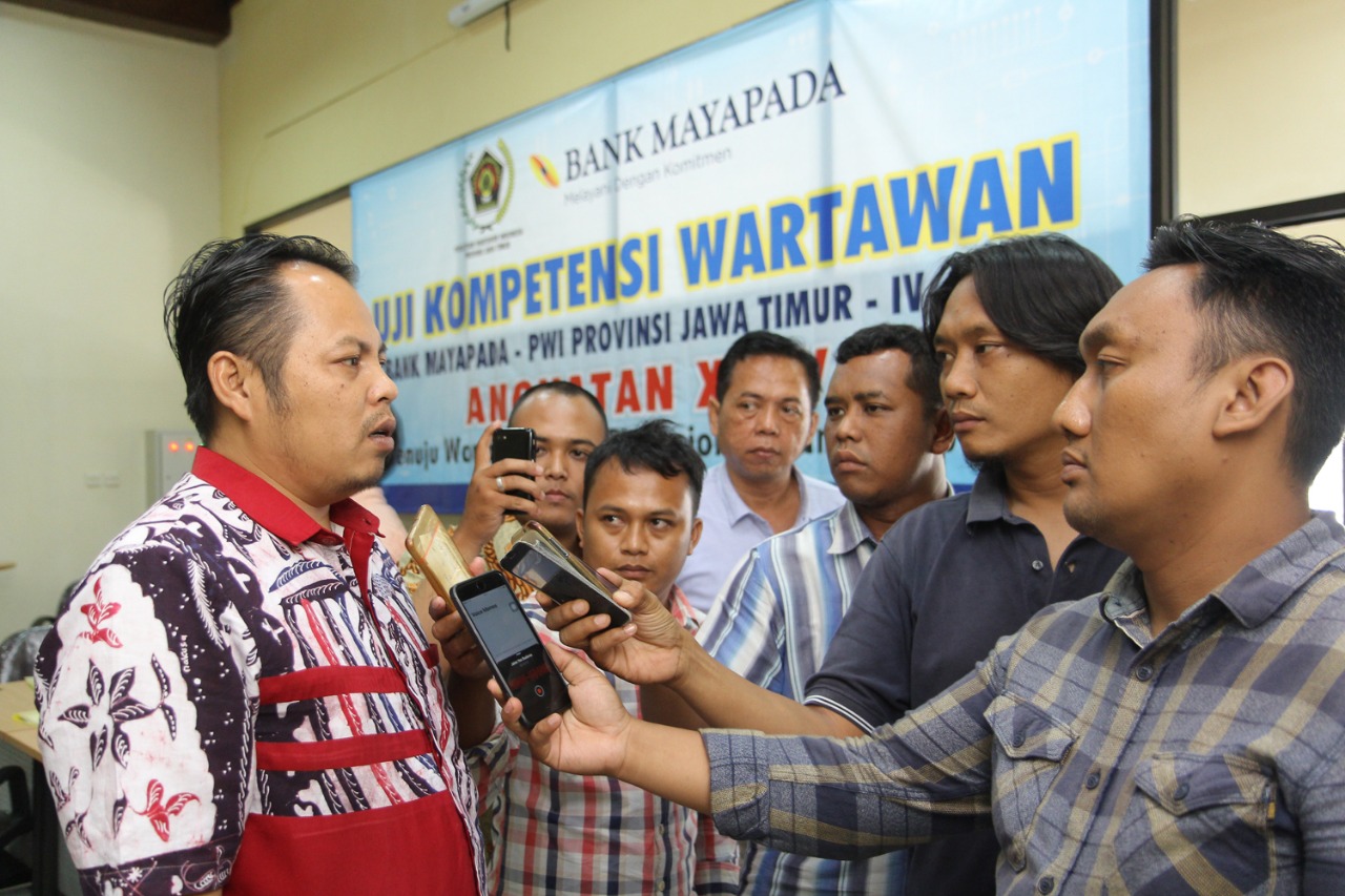 Sejumlah jurnalis melakukan wawancara saat mengikuti UKW PWI. Foto: istimew