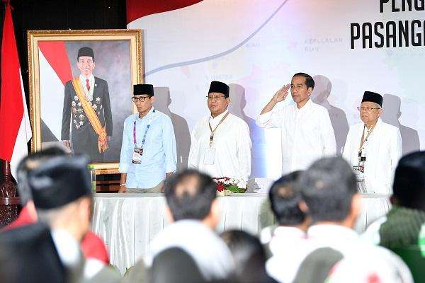 Sikap hormat Jokowi saat lagu Indonesia Raya dikumandangkan jadi bahan pergunjingan lawan politiknya.