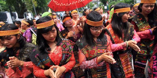 Sambutan muda-mudi dengan tarian tortor yang meriah. foto:ist