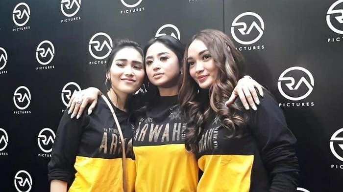 Ayu Ting Ting, Dewi Perssik, dan Zaskia Gotik menjadi pemeran utama dalam film trilogi Arwah Tumbal Nyai.