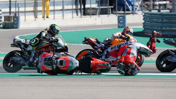 Jatuhnya Lorenzo di tikungan pertama Lap 1. (foto: Reuters)