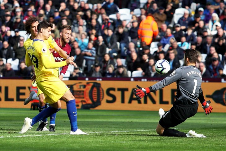 Penjaga gawang West Ham United, Lukasz Fabianski (kanan), melakukan penyelamatan atas bola tendangan penyerang Chelsea, Alvaro Morata (kedua kiri), dalam laga lanjutan Liga Inggris di Stadion Olimpiade, London, Inggris, Minggu 23 September 2018. (Foto:twitter.com/premierleague)