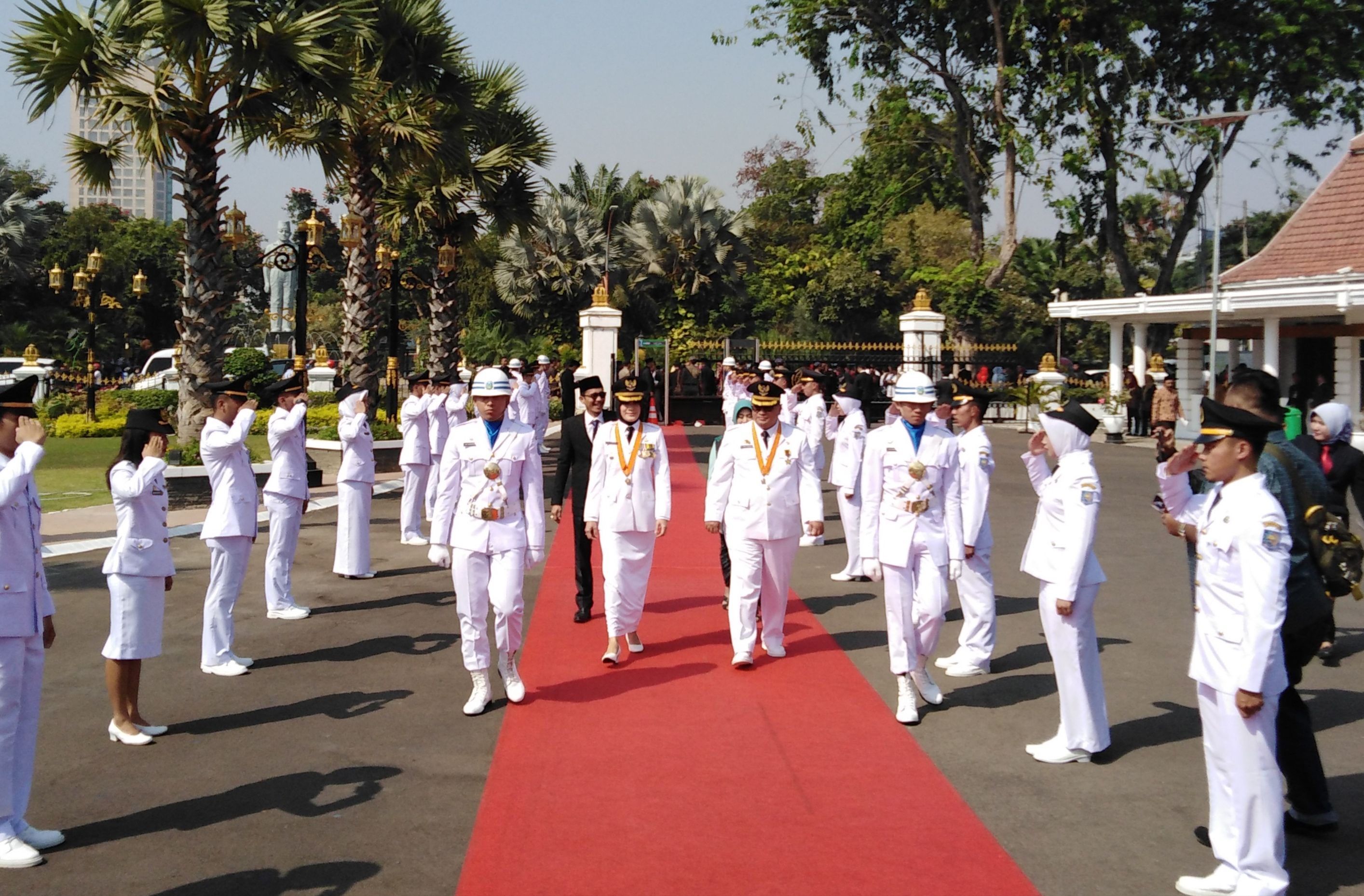 Salah satu bupati/wali kota terpilih tiba di Gedung Negara Grahadi, Surabaya, Senin, 24 September 2018. (foto: farid/ngopibareng.id) 