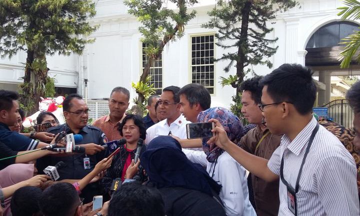 Kepala Sekretariat Kepresidenan Heru Budi Hartono besama Kabiro Teknis KPU Nur Syarifah dan pihak Bawaslu menjawab pertanyaan wartawan di Komplek Istana Kepresidenan Jakarta, Senin 24 September 2018. (Foto: Antara/Joko Susilo)