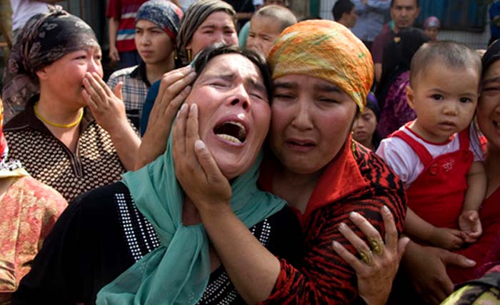 Para wanita etnis minoritas Uighur di Provinsi Xinjiang, Tiongkok. (Foto: AFP)