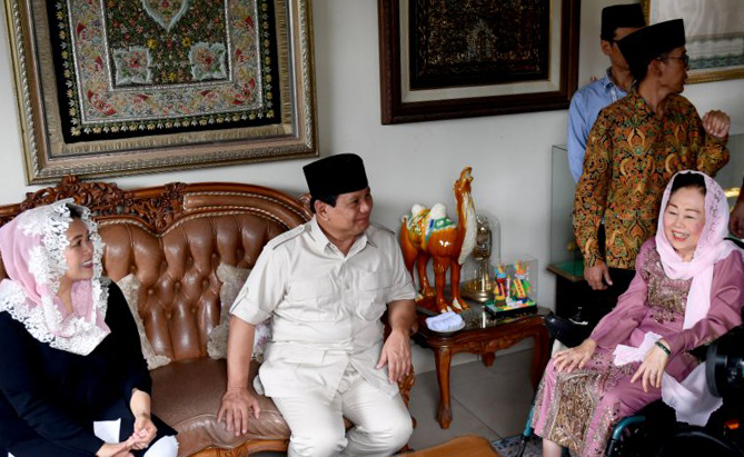 Arsip Bakal Calon Presiden Prabowo Subianto (tengah) berbincang dengan Istri almarhum Gus Dur, Sinta Nuriyah Wahid (kanan) dan anaknya Yenny Wadid (kiri) saat berkunjung ke rumah keluarga Gus Dur di Ciganjur, Jakarta, Kamis 13 September 2018. (Foto: Antara/Akbar Nugroho Gumay)