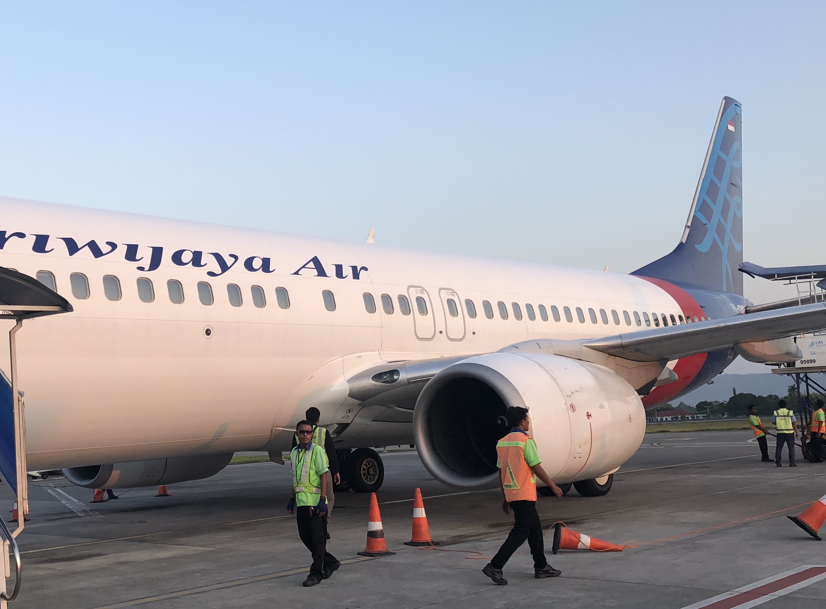 Sriwijaya Air sedang menurunkan penumpang di Bandara Adi Sucipto Yogyakarta. (Foto Arif Afandi)