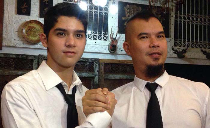 Ahmad Dhani dan putra sulungnya, Al Ghazali. (Foto: Antara)