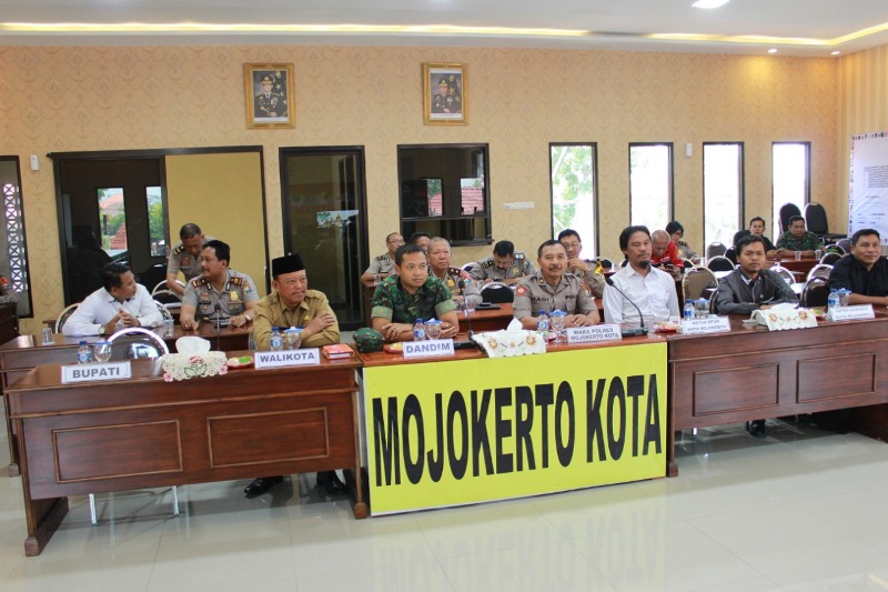 Dandim 0815 Letkol Kav Hermawan Weharima, SH Saat Vidcon DI Mapolres Mojokerto Kota