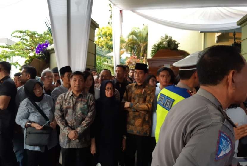 Presiden Jokowi taziah di rumah duka.