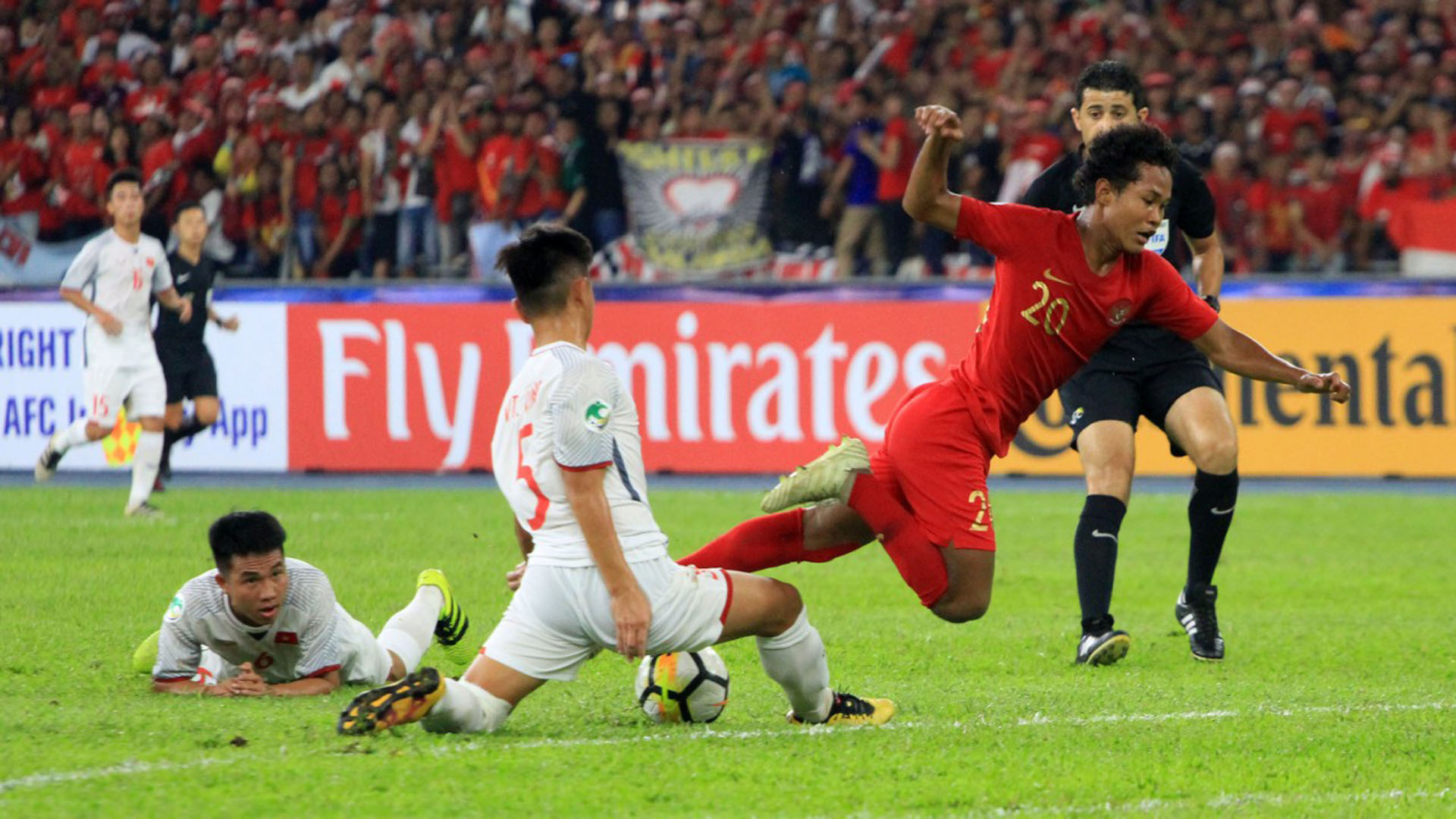 Bagus Kahfi yang mendapat pengawalan ketat dari pemain Vietnam. (Foto: goal.com)