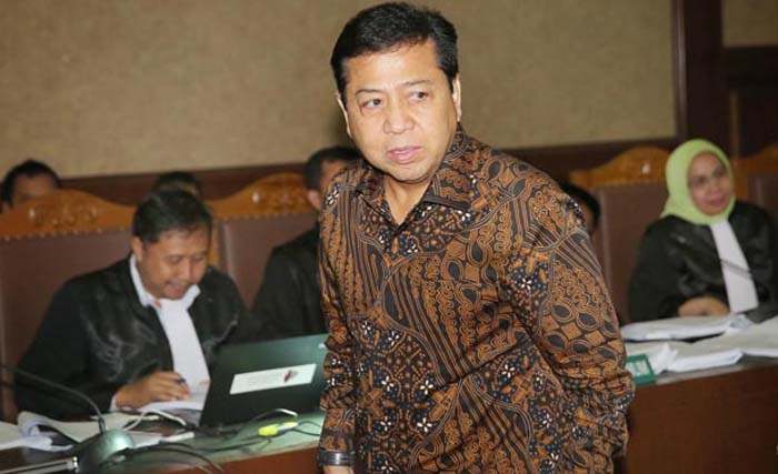 Setya Novanto berbaju batik saat berada di PN Tipikor Jakarta. (Foto: Antara) 