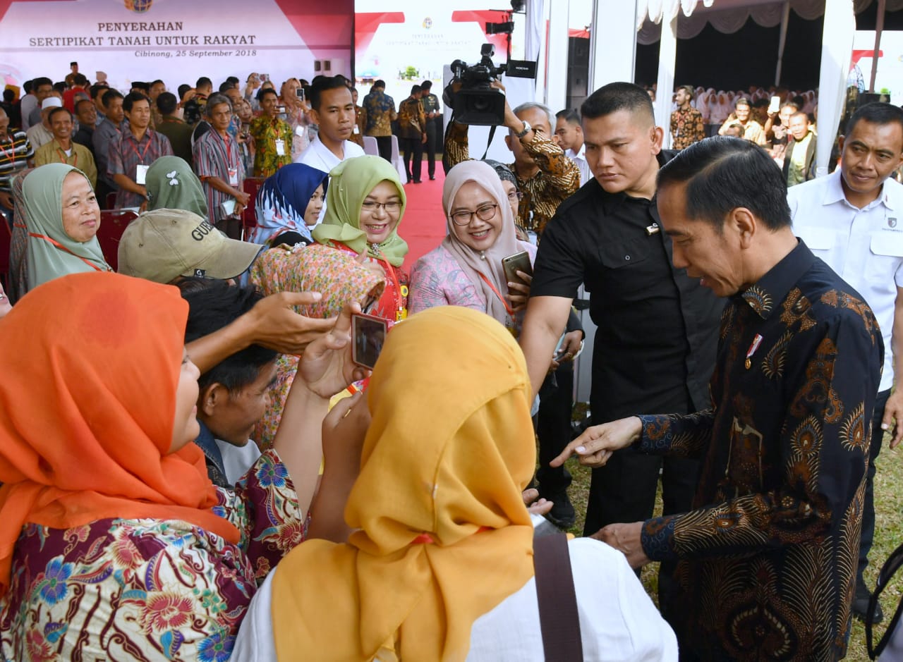 Presiden bersama warga usai penyerahan sertifikat. (Foto: Setpres)