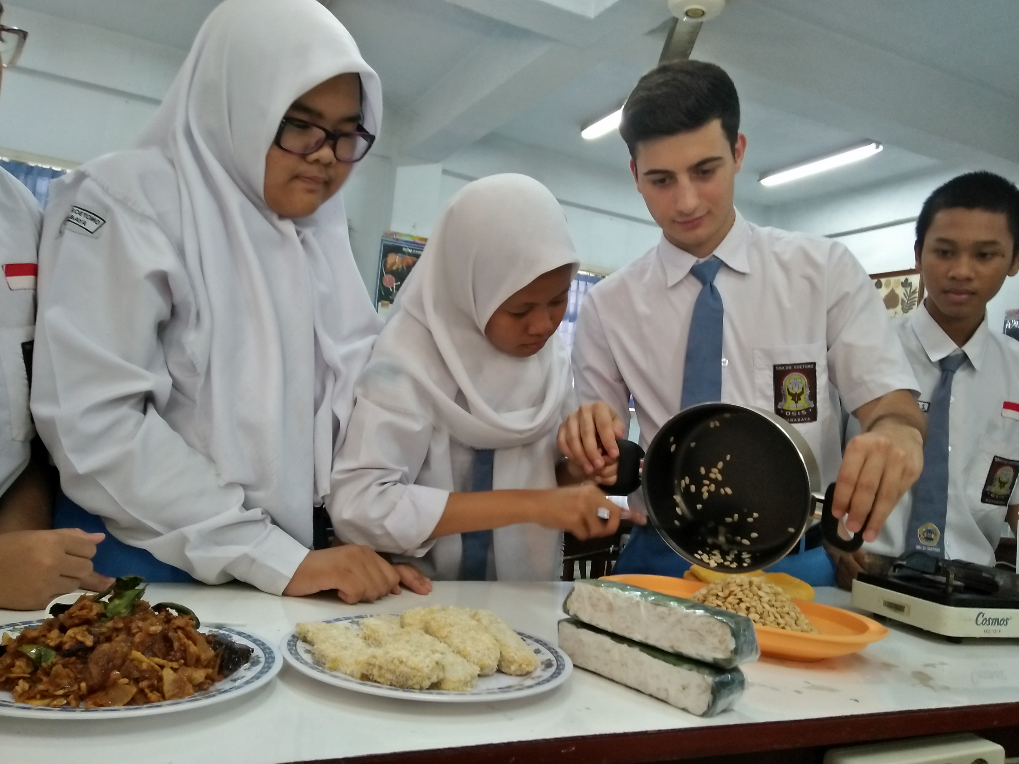 Claudio bersama ketiga temannya ketika belajar membuat tempe. (Foto: Amanah/ngopibareng.id)