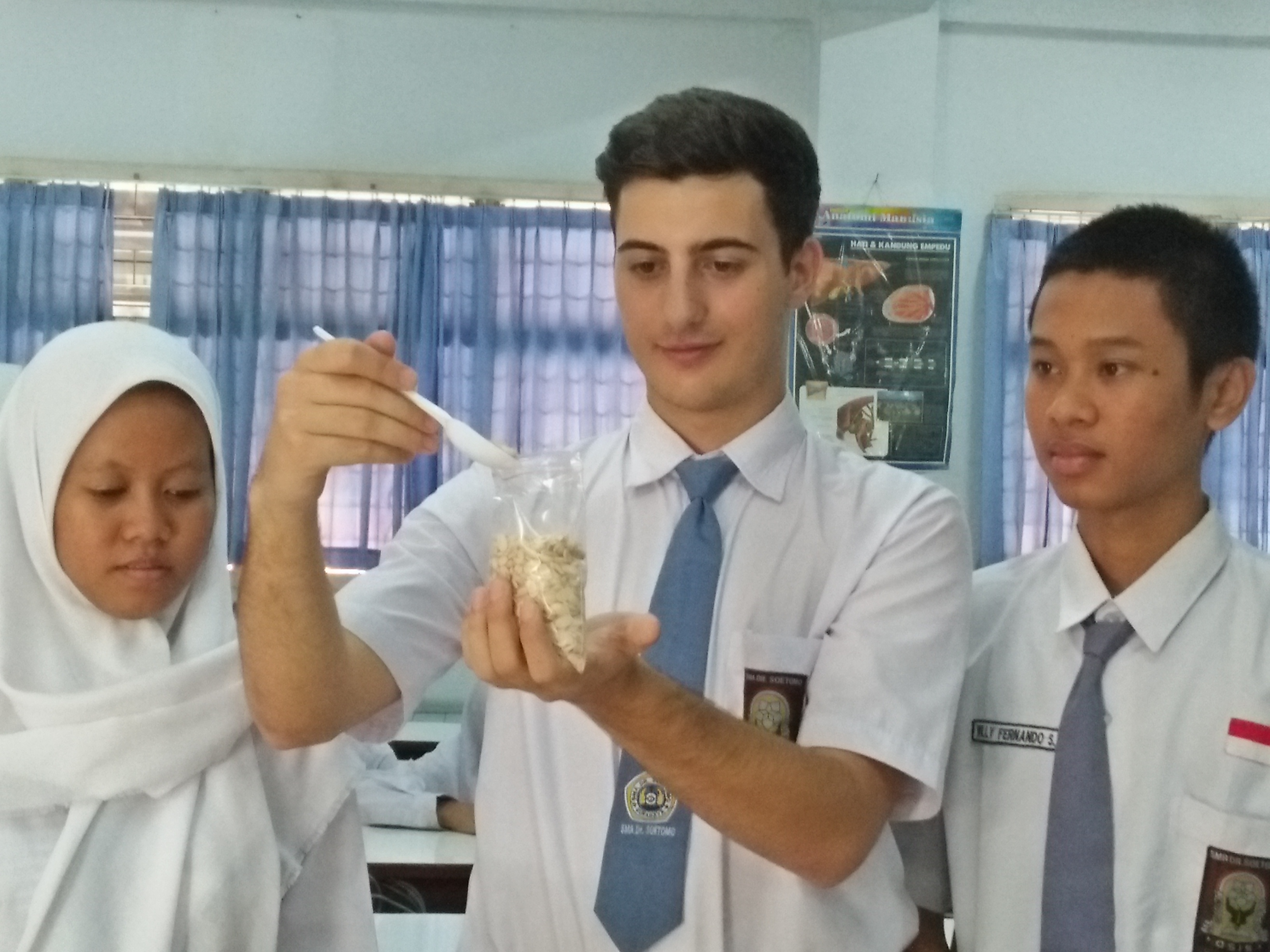 Claudio ketika memasukkan kedelai dalam plastik sebelum dijadikan tempe. (Foto: Amanah/ngopibareng.id)