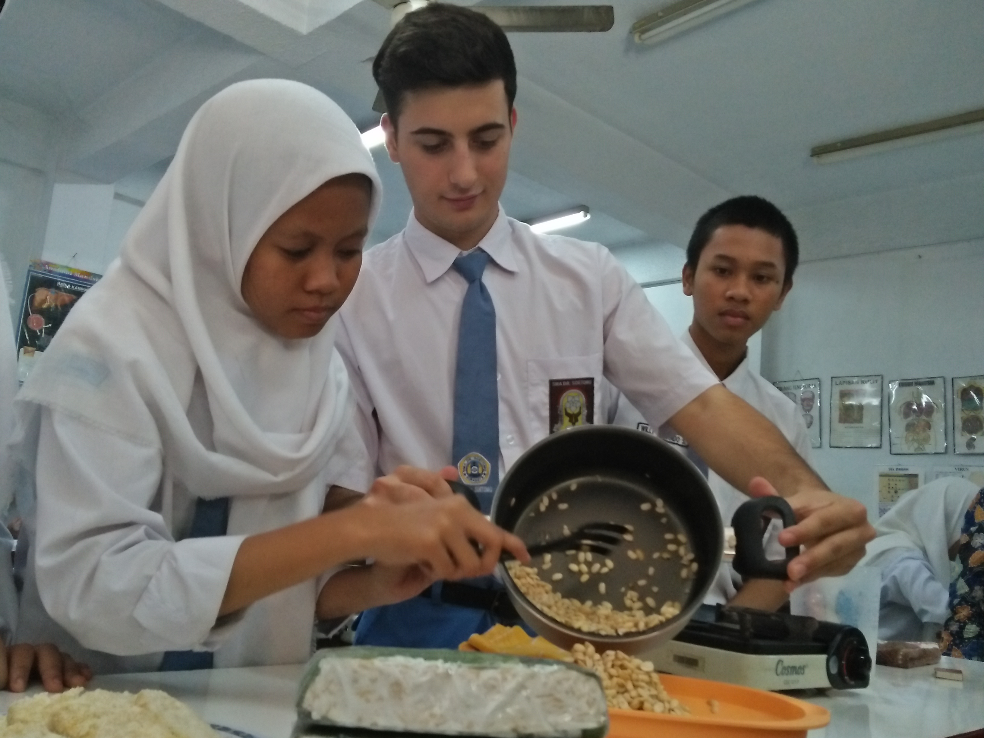 Proses pendinginan tempe. Foto: Amanah/ngopibareng.id